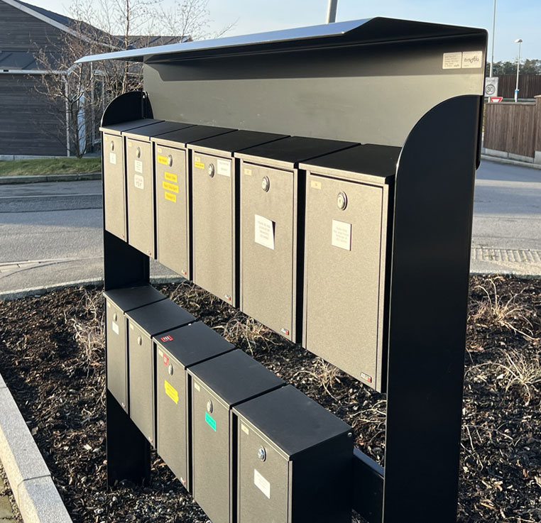 Postkassestativ i svart til postkasser poste tomaks