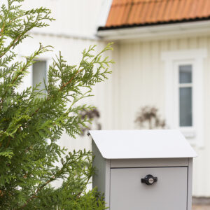 grå postkasse med lås