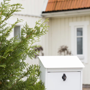 hvit poskasse til postkassestativ