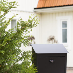 postkasse i sort med lås