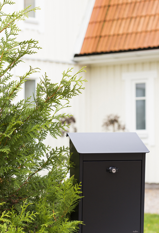 postkasse i sort med lås