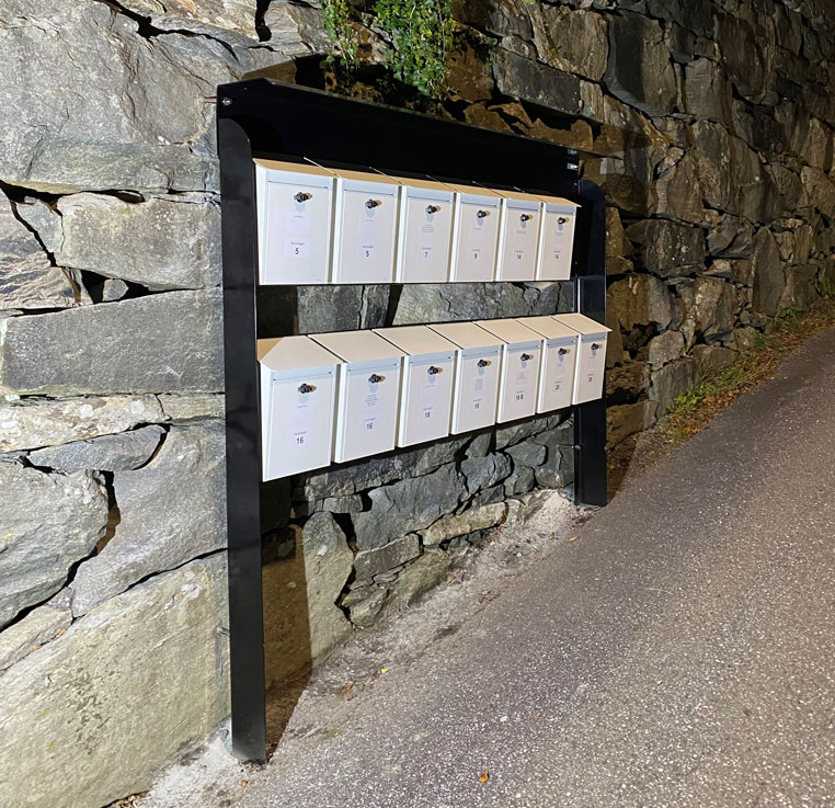 postkassestativ i hvit samlestativ postkasser tomaks