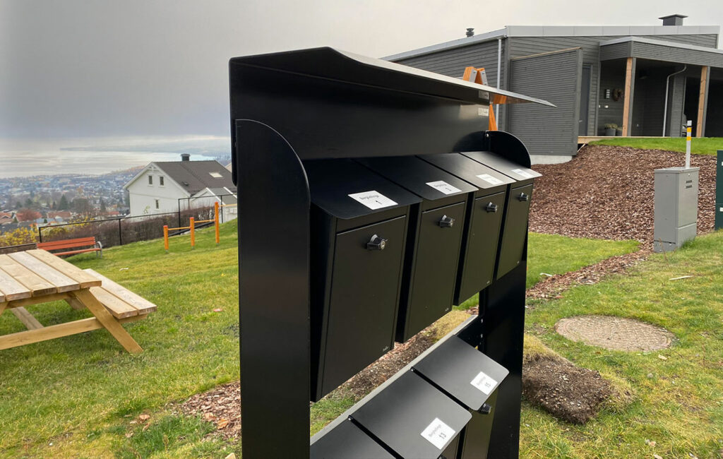 Postkassestativ for 8 postkasser, Poste 2/8T m/Habo postkasser 9441B. Levert Gjøvik